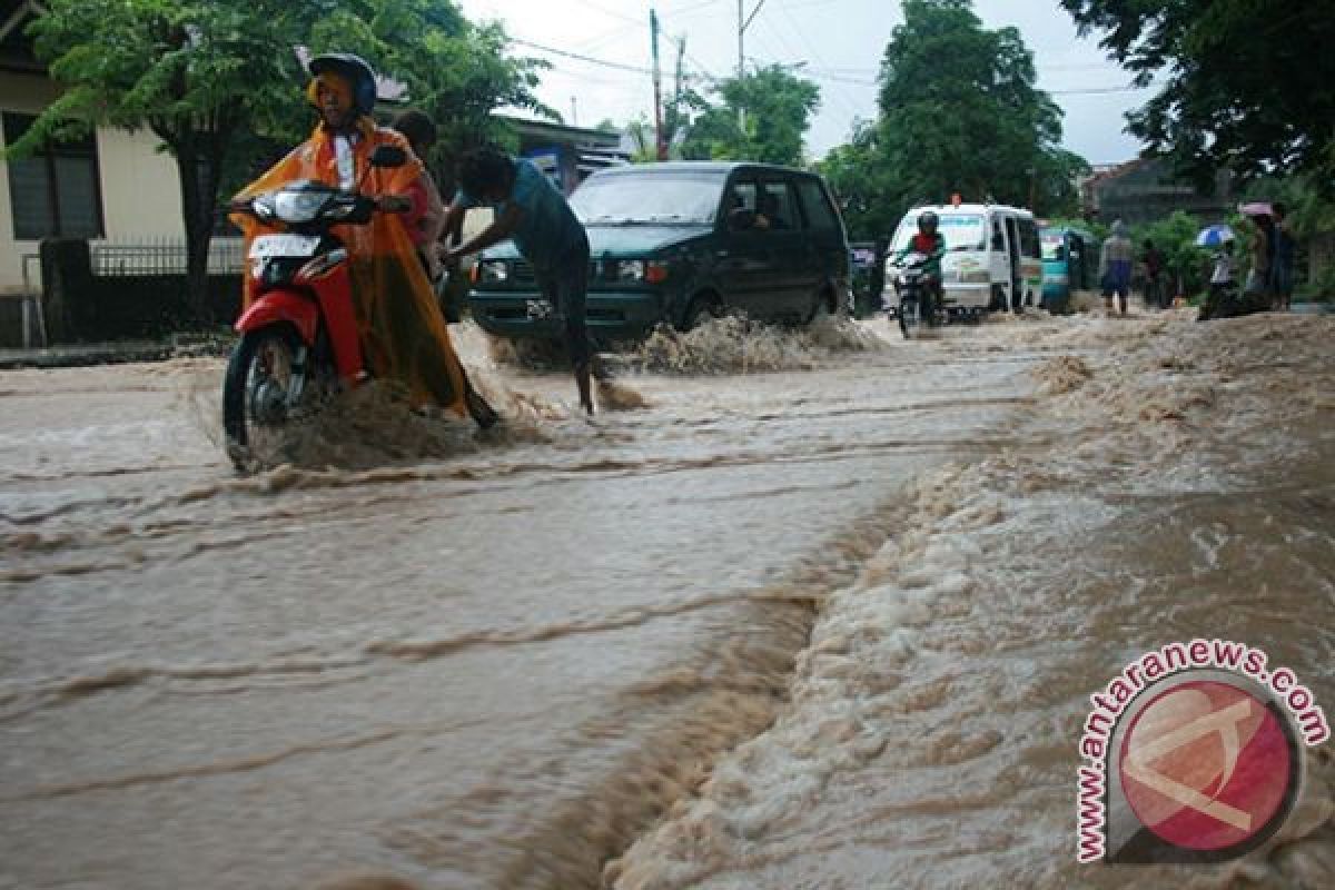 Korban Banjir Sikka Tempati Penampungan Sementara 