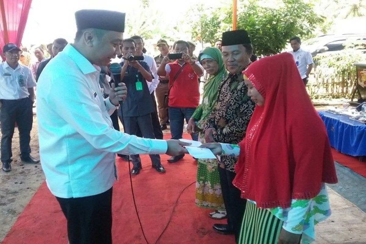 Bupati Lampung Utara Serahkan Sejumlah Bantuan Ke Desa Cahaya Negeri