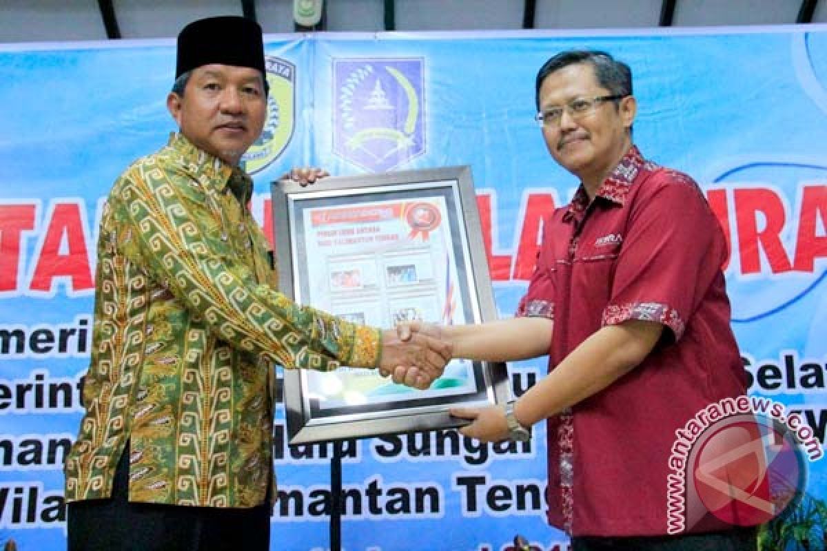 Wali Kota Palangka Raya Terima Penghargaan "The Best Inspirator-Motivator" 