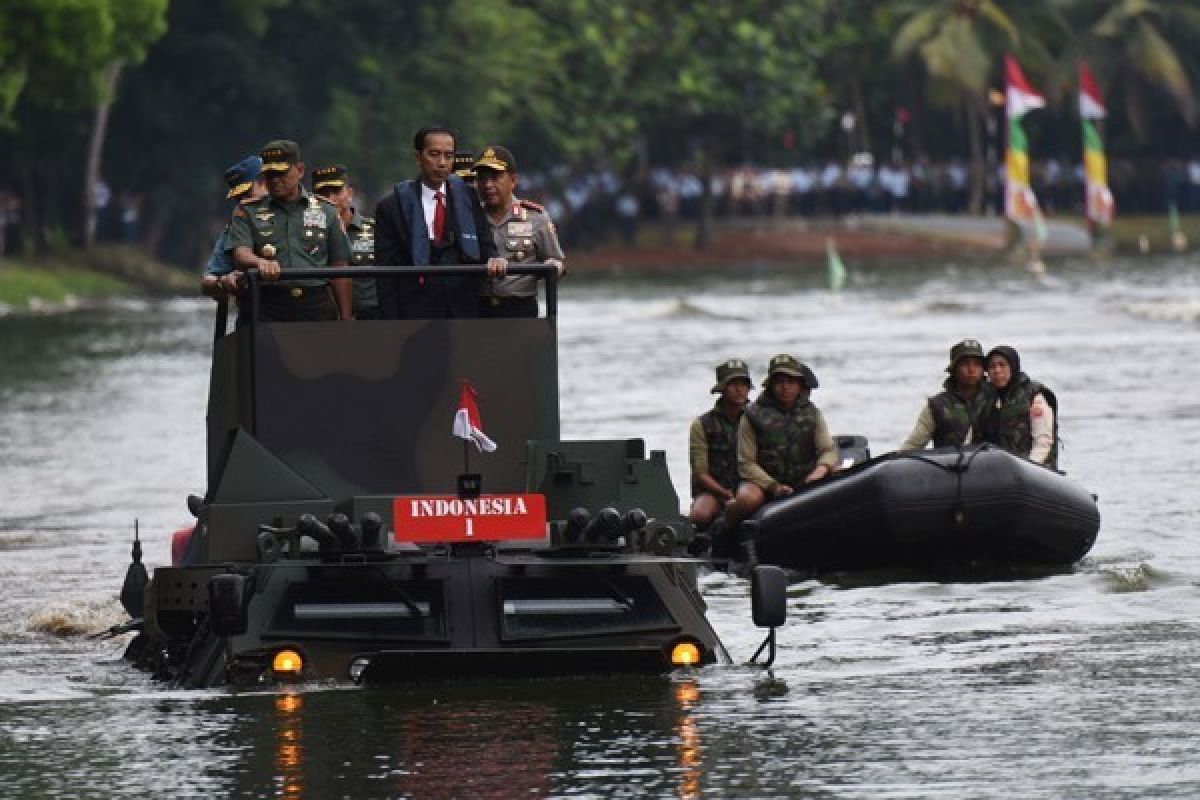 Presiden Mengaku Sempat Deg-Degan saat Naik Panser Anoa Amfibi