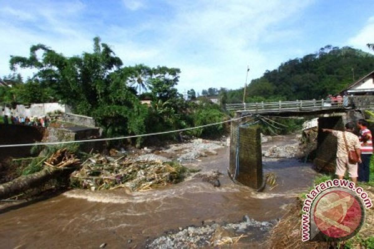 Jembatan Ambrol, Dua Desa di Boyolali Terisolasi