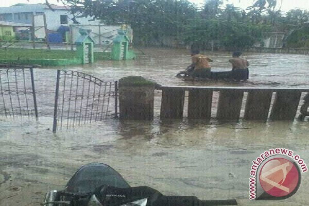 Bulog menyalurkan bantuan untuk korban banjir bandang di Bima