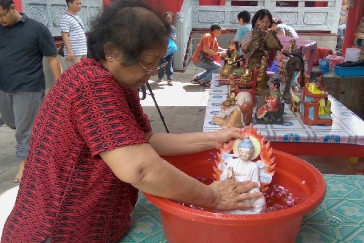 Ethnic Chinese Preparing For "Imlek" Celebration