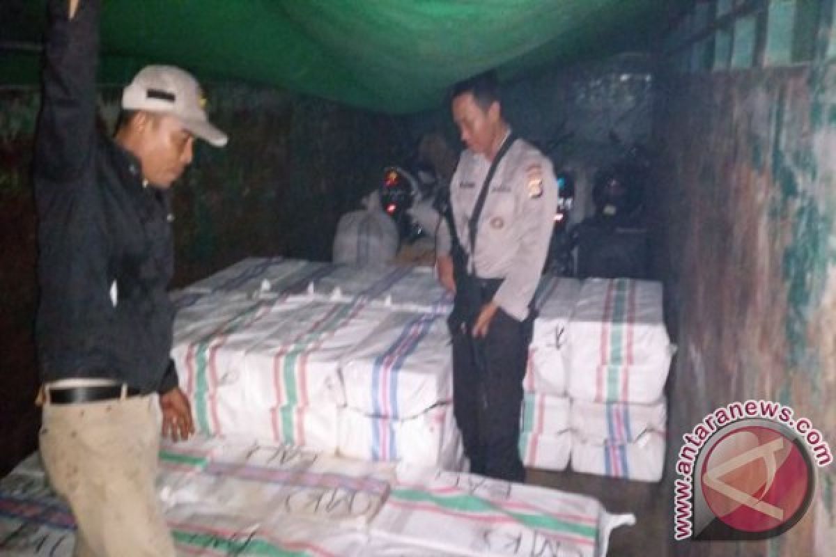 Polisi Amankan Truk Karang Hias Tanpa Dokumen