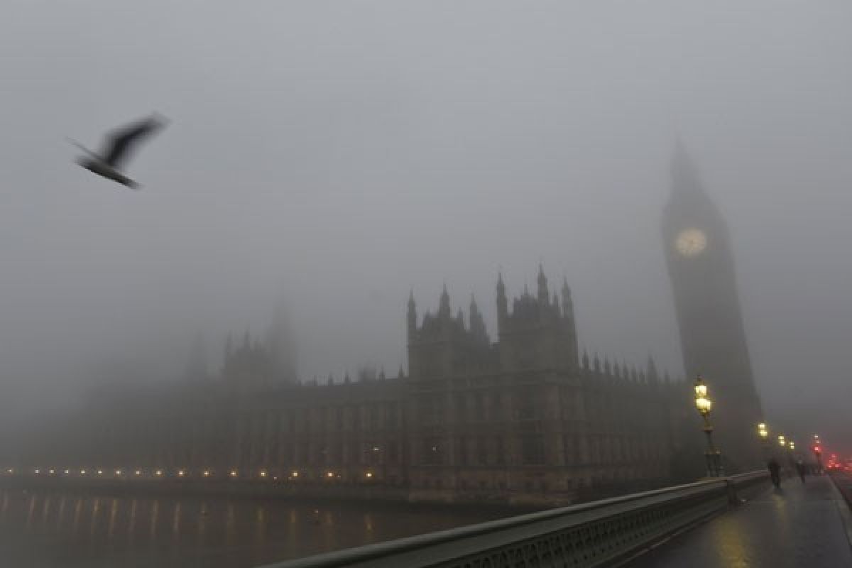 100 Penerbangan di Heathrow Dibatalkan akibat Kabut Tebal