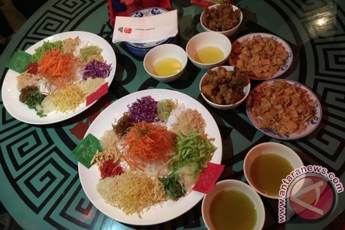 Yee Sang Salad Ikan berpadu Sayuran Makanan Wajib saat Imlek