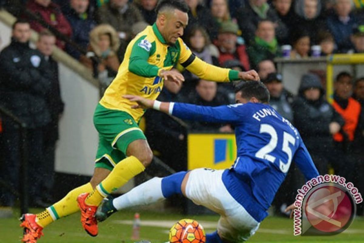 Bryan Oviedo dan Darron Gibson Merapat ke Sunderland