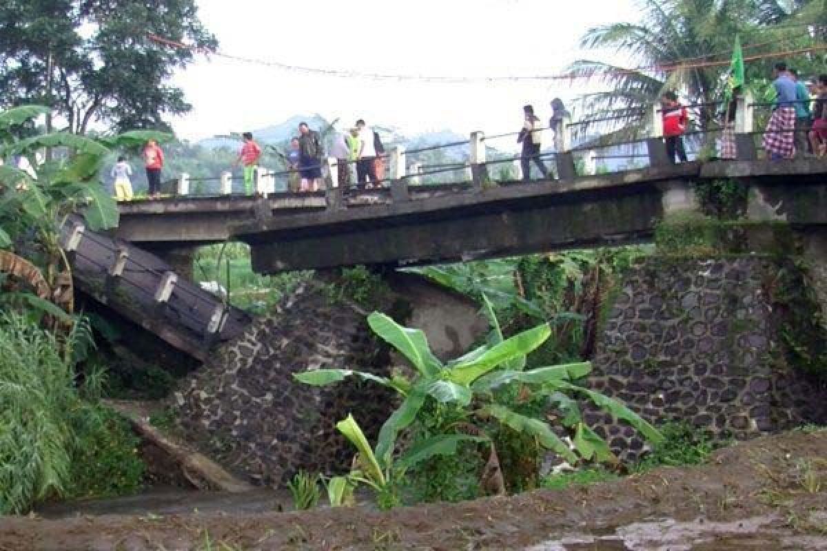 Banjir Putuskan Jembatan Sungai Kuning Purbalingga