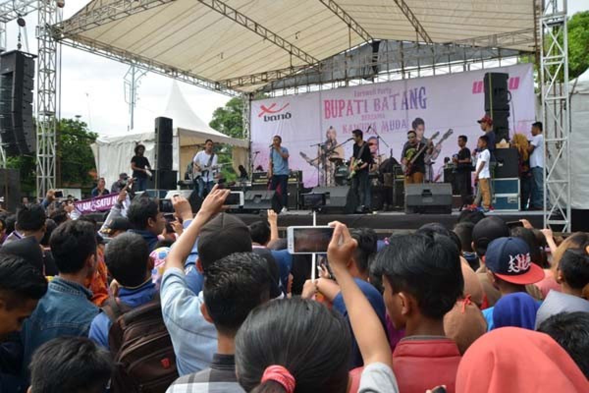 Bupati Batang Menyanyi Bareng dengan Band Ungu