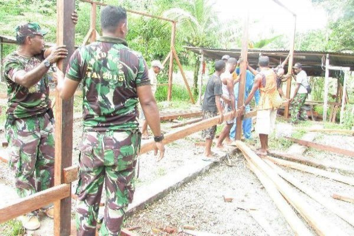 TNI bantu bangun rumah warga di Sarmi Papua