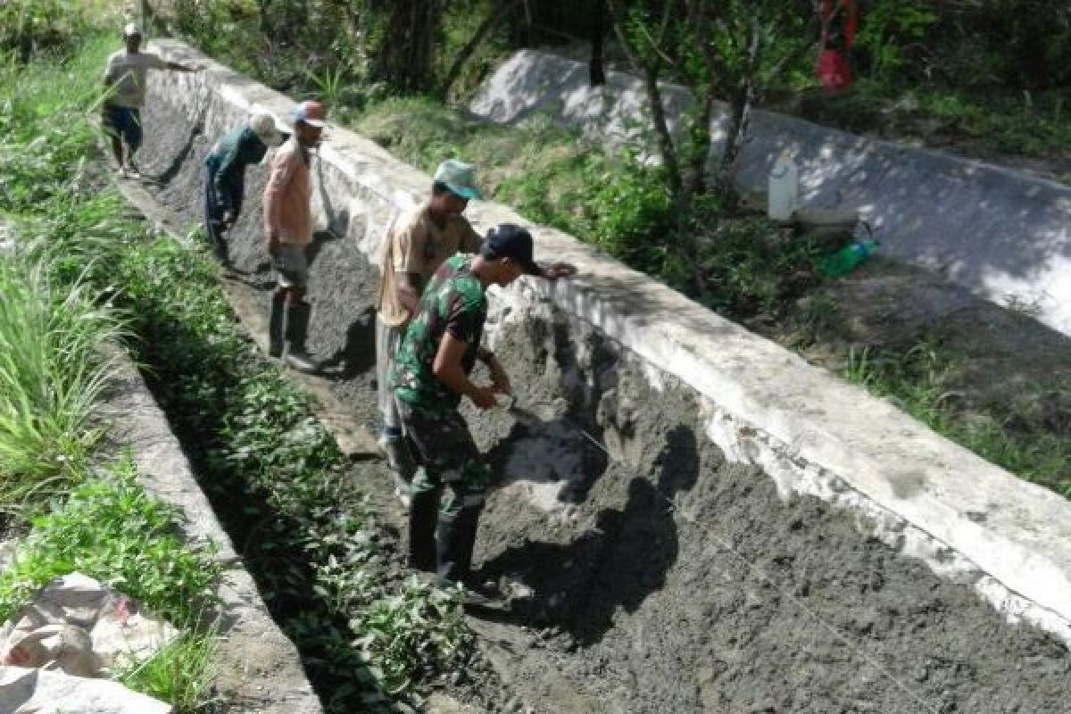 Babinsa Koramil Napan bantu perbaiki talut Kampung Biha