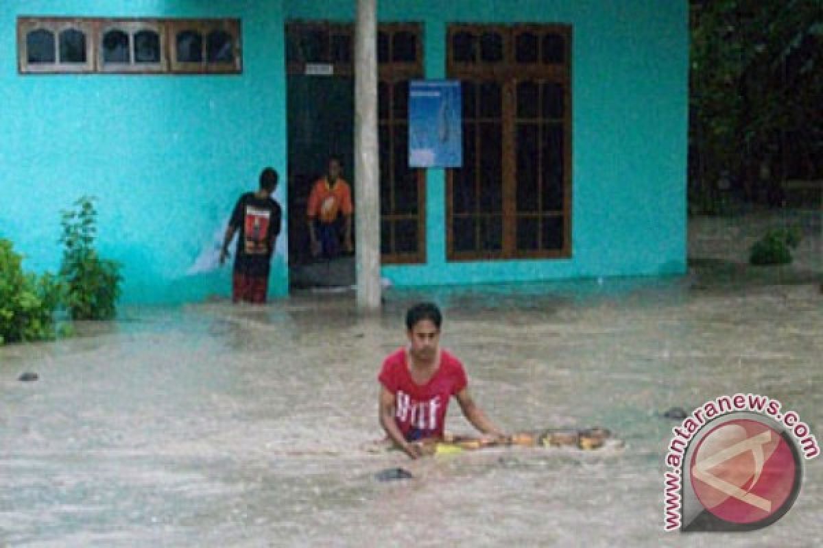 Hundreds of houses in East Manggarai flooded