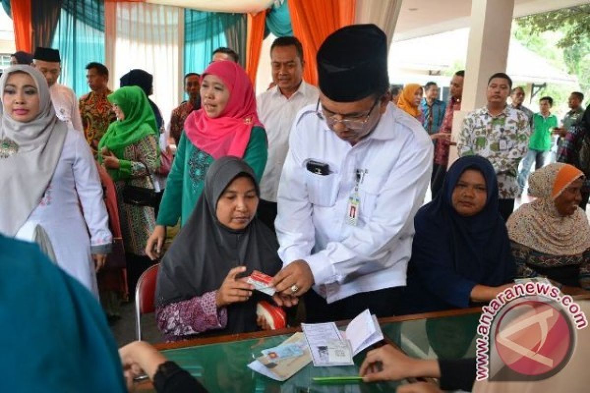 Mensos Serahkan Bansos Rp229 Miliar untuk Lamongan