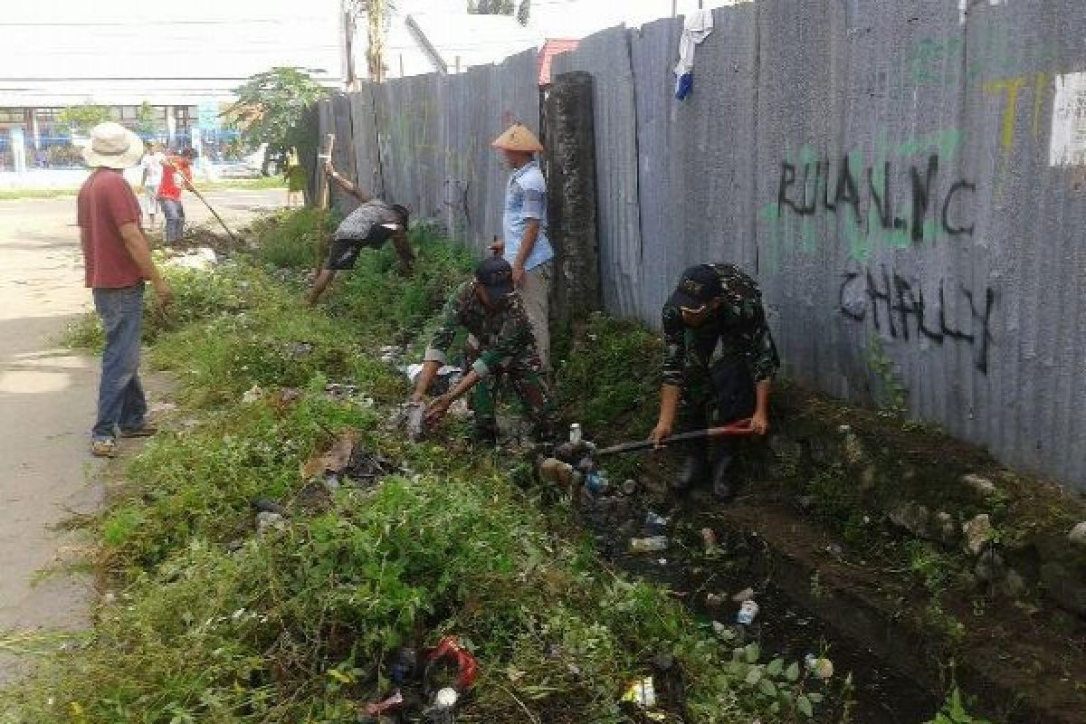 Babinsa Nabire gelar karya bhakti bersihkan lingkungan