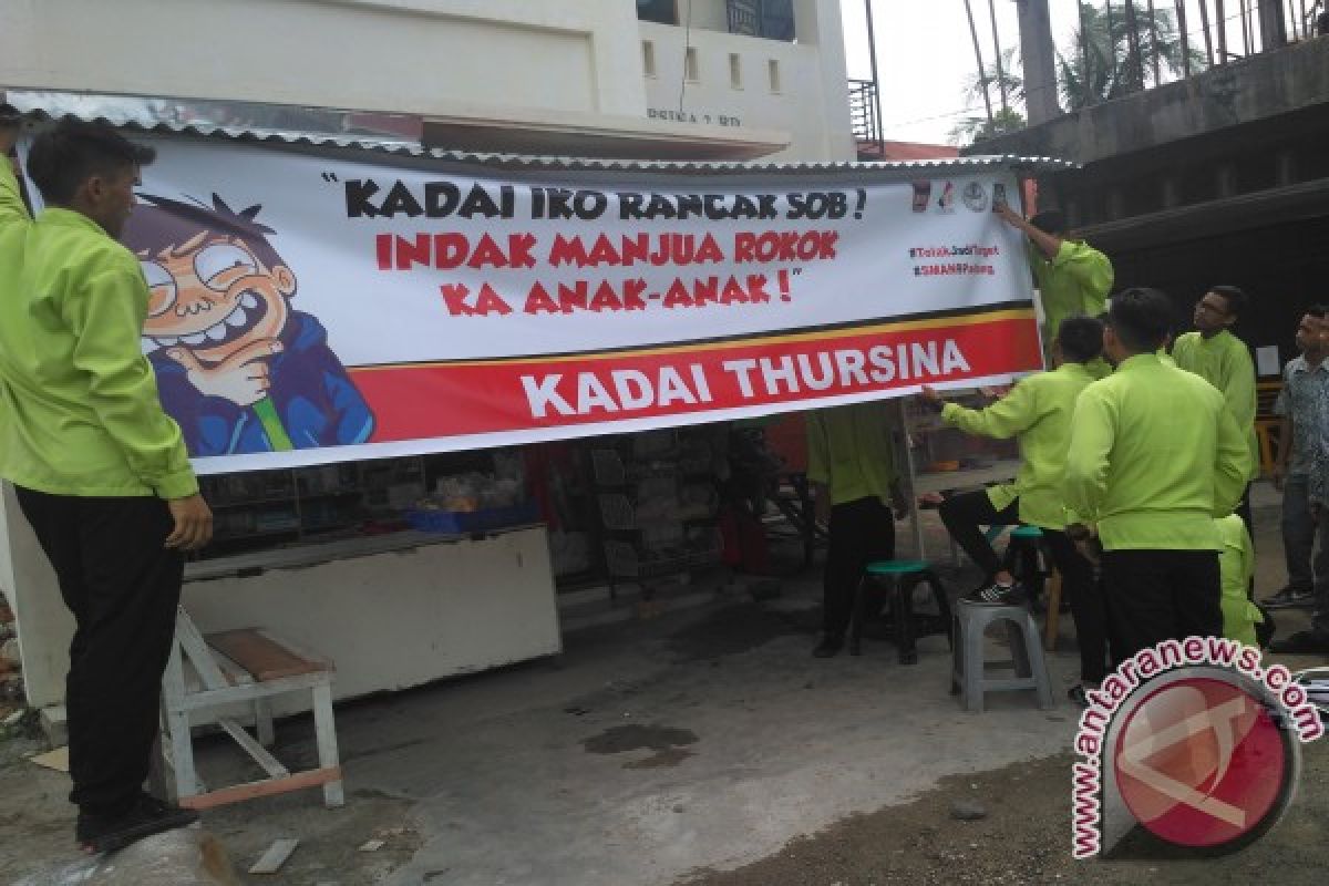 Pelajar di Padang Ganti Spanduk Rokok