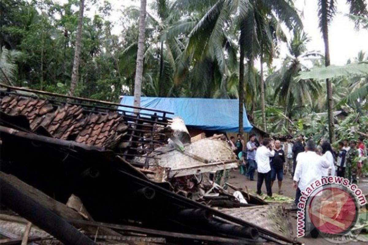 Puting beliung hajar puluhan rumah di Manggarai