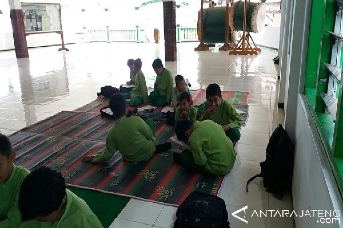 Kelas Tak Beratap, Siswa SD Ngadirejo Kerjakan UTS di Masjid