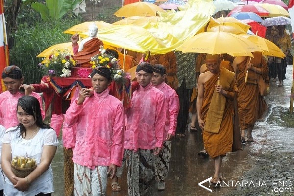 Umat Buddha Kaloran Peringati Maghapuja