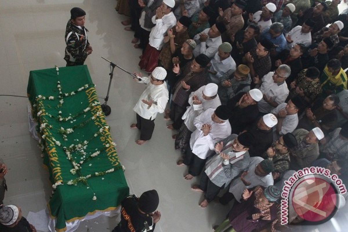 Pejabat, Kiai, Santri Melayat ke Kediaman KH Hasyim Muzadi