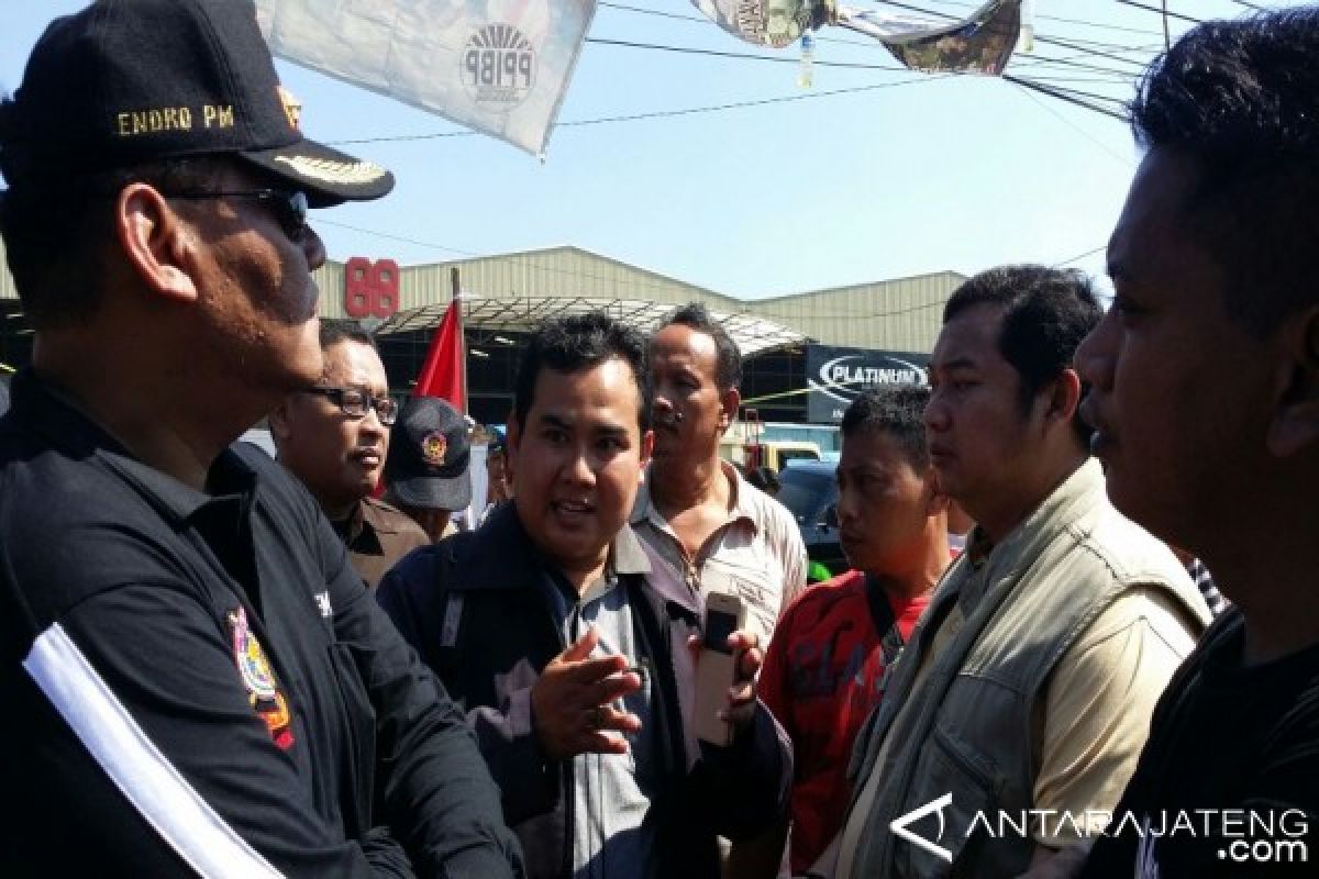 Pemutusan Listrik di Pasar Kobong Gagal