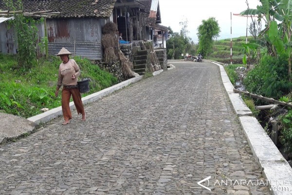 Warga Lereng Sindoro Lestarikan Jalan Batu