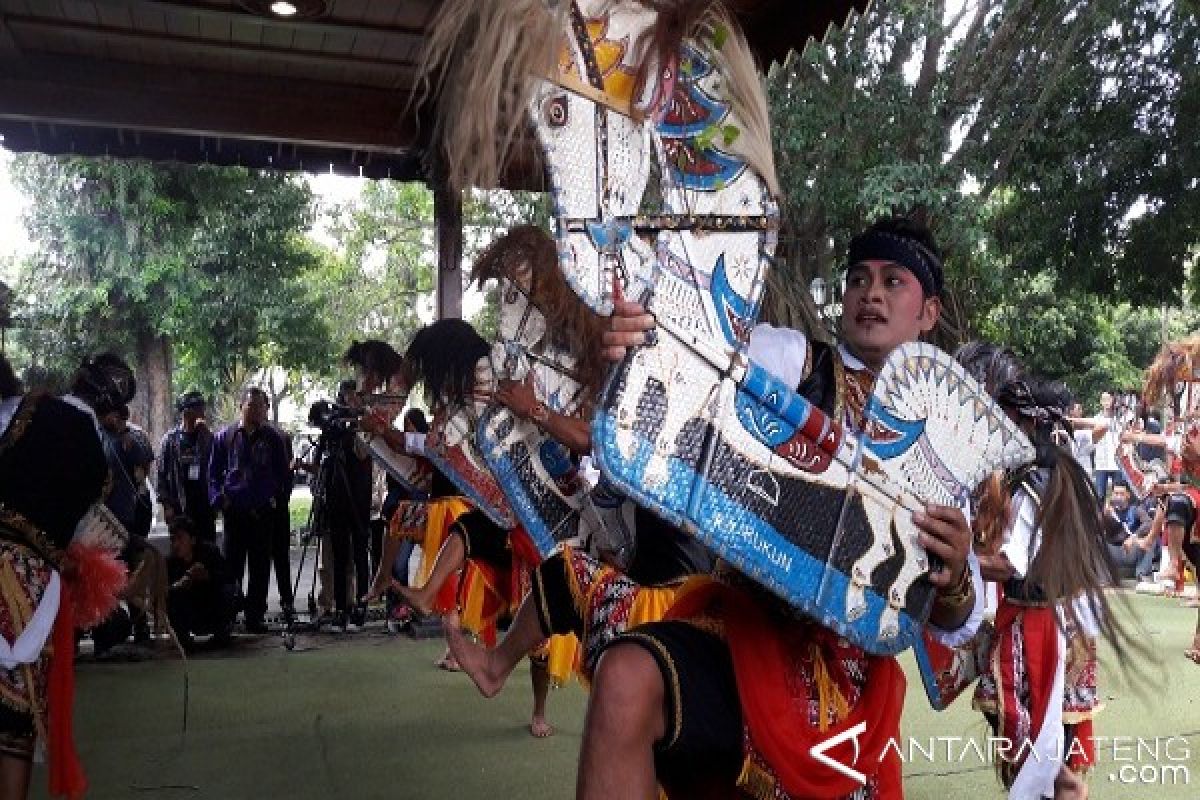 Dididk Nini Thowok: Kolaborasi Pendet-Jaran Kepang Kurang Pas