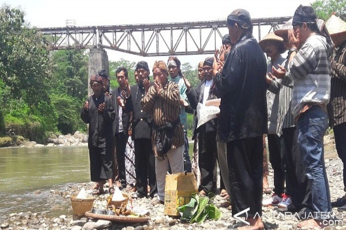 Petani Temanggung Ritual Larung di Sungai Progo