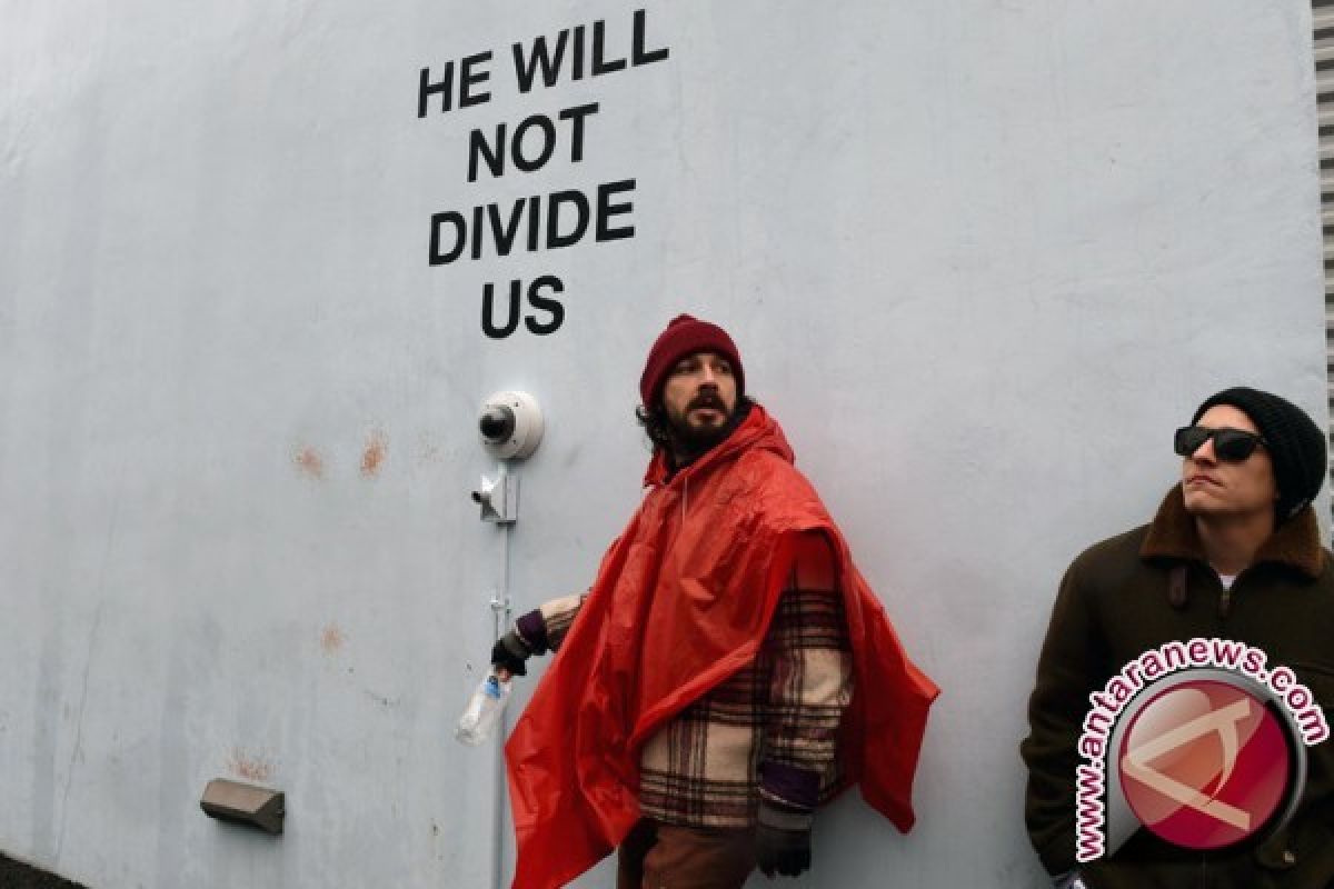 Amerika Tidak Aman, Proyek anti-Trump Shia LaBeouf Pindah ke Liverpool?