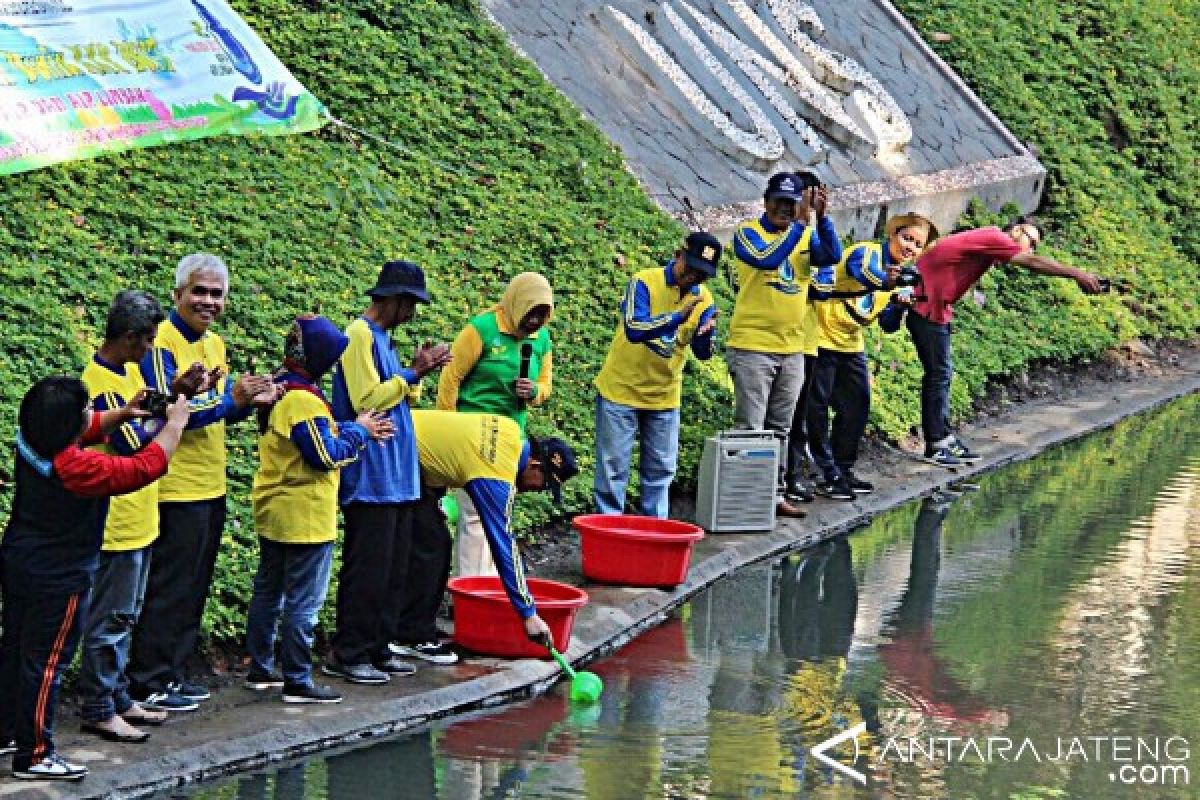 Peringati Hari Air, UNS-BBWS Bengawan Solo Bersihkan Sungai