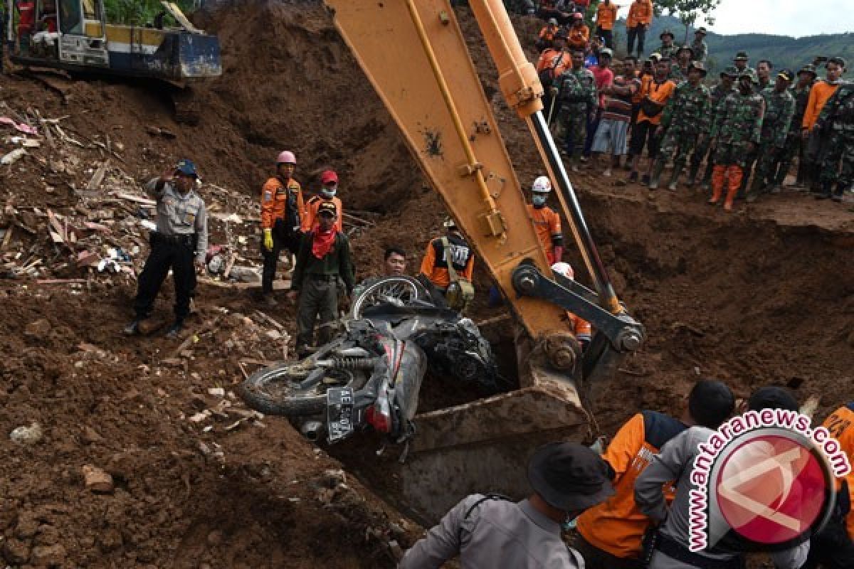 Proses Evakuasi Tanah Longsor Dihentikan Tim SAR