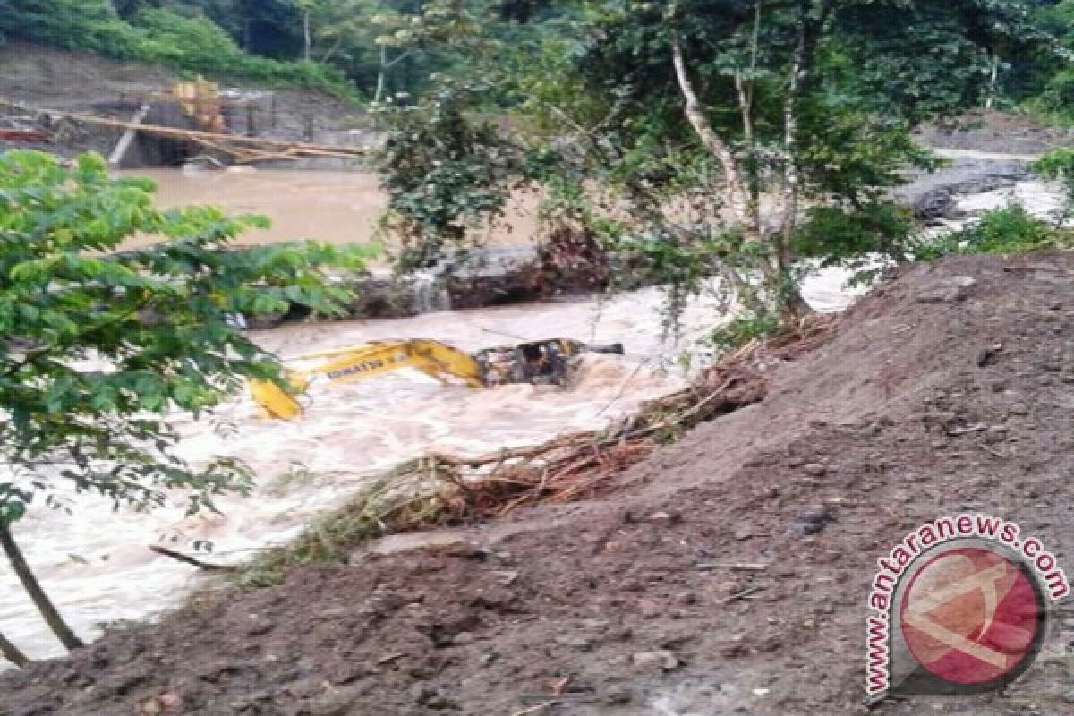 Operator Alat Berat Tewas Terseret Banjir di Dompu 