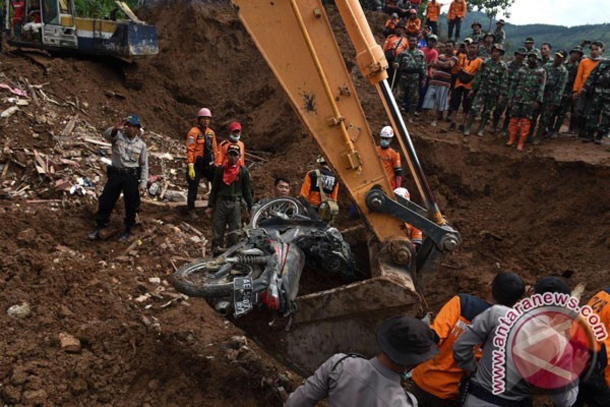 Hujan Deras, Tim SAR Hentikan Evakuasi Korban Longsor Ponorogo