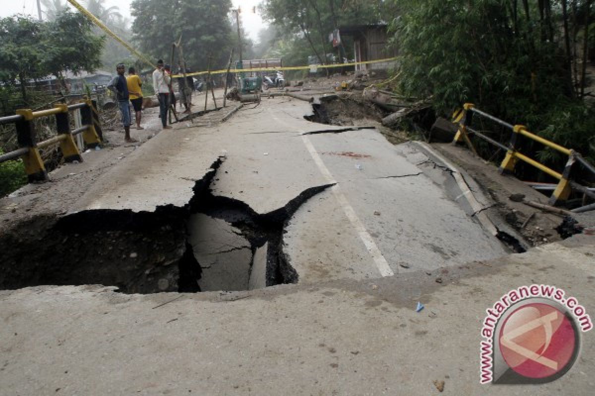 Banjir Rusakan Sebuah Jembatan Di Lembata