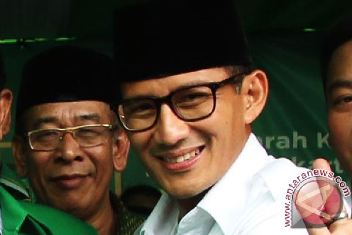 Sandiaga Dapat Dukungan dan Dihadiahi Songket dari Ikatan Keluarga Minang