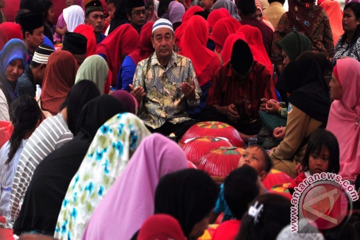 Warga Pangkalpinang gelar "Nganggung" sambut Isra Miraj