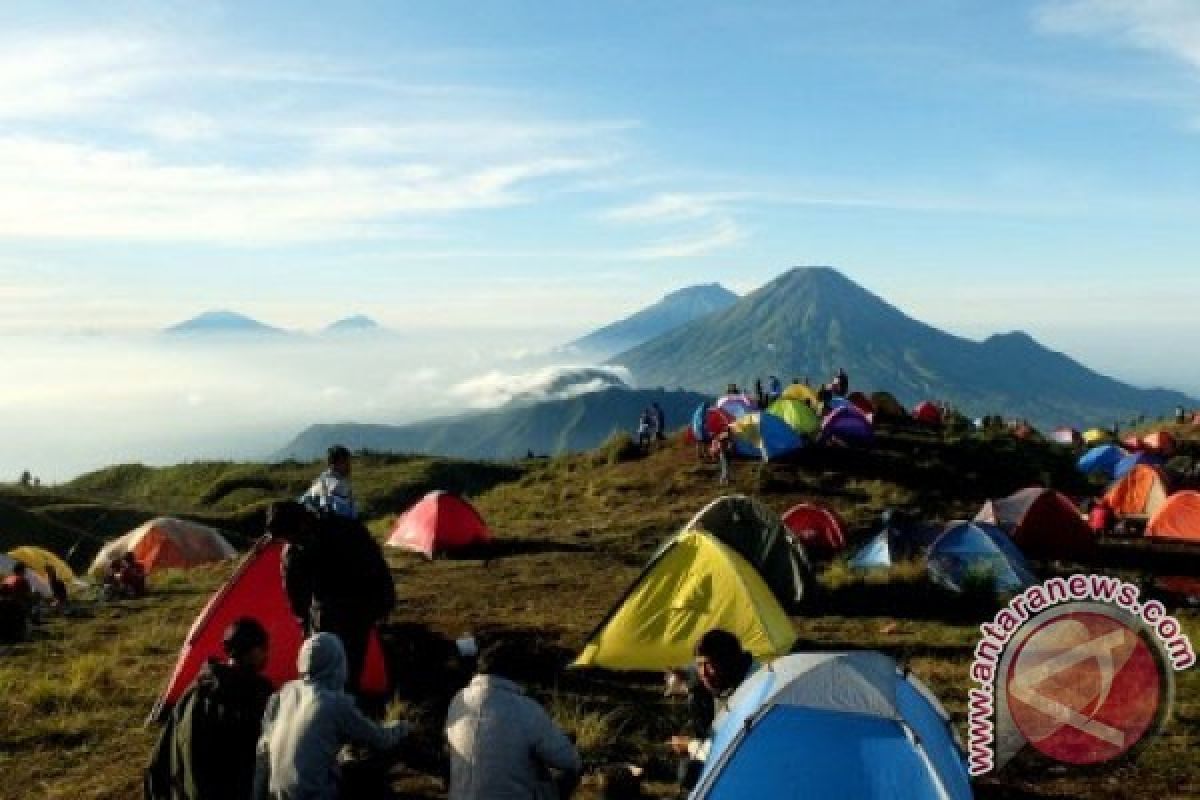 3 Pendaki Gunung Prau Tewas Tersambar Petir Dibawa Pulang Keluarga