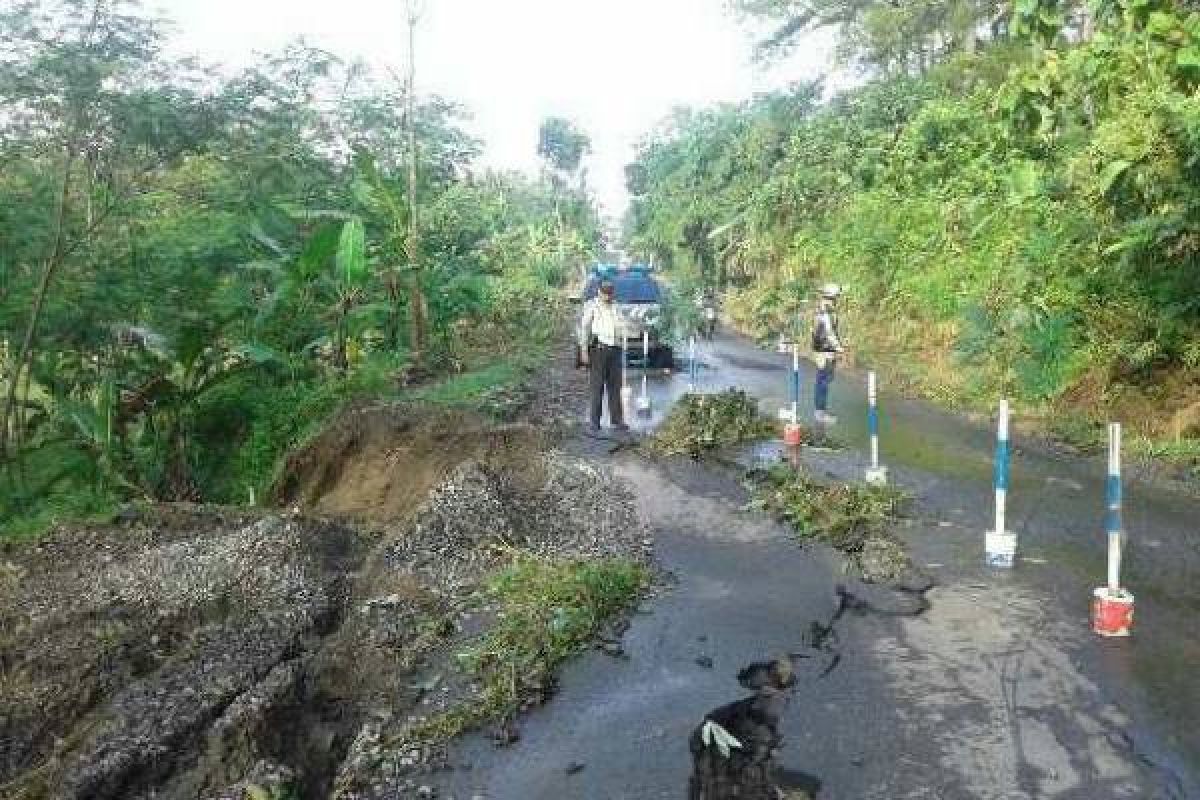 Jalan Longsor, Arus Kendaraan Karangpucung-Gandrungmangu Dialihkan