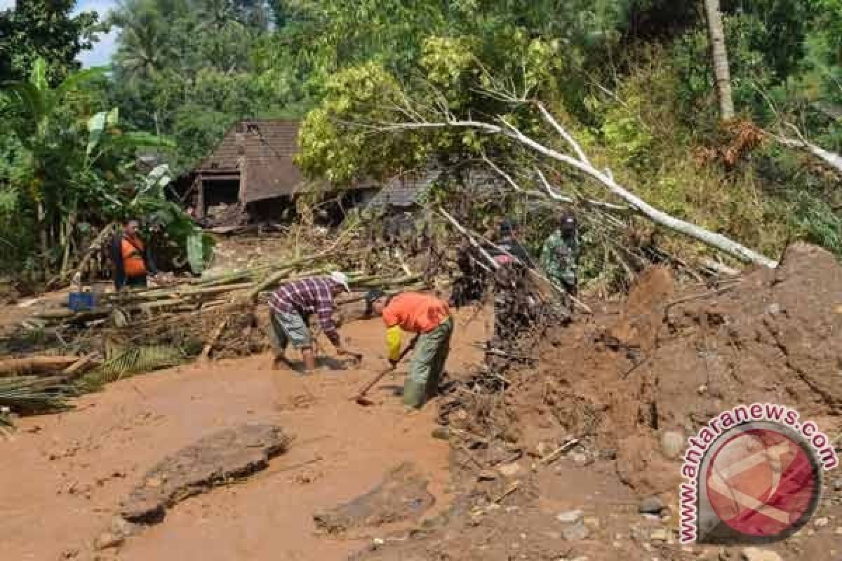 Warga Temukan Korban Keenam Longsor Ponorogo