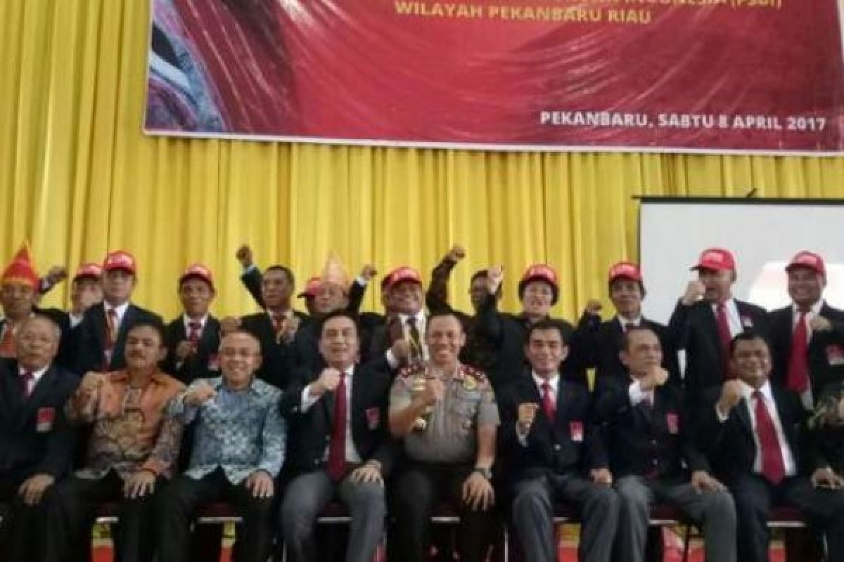 Anggota DPR Effendy Simbolon Lantik Ketua PBSI Pekanbaru