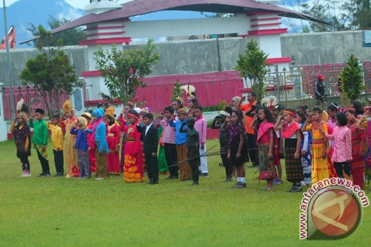 Pelajar Jayawijaya ikut upacara Hardiknas menggunakan pakaian adat