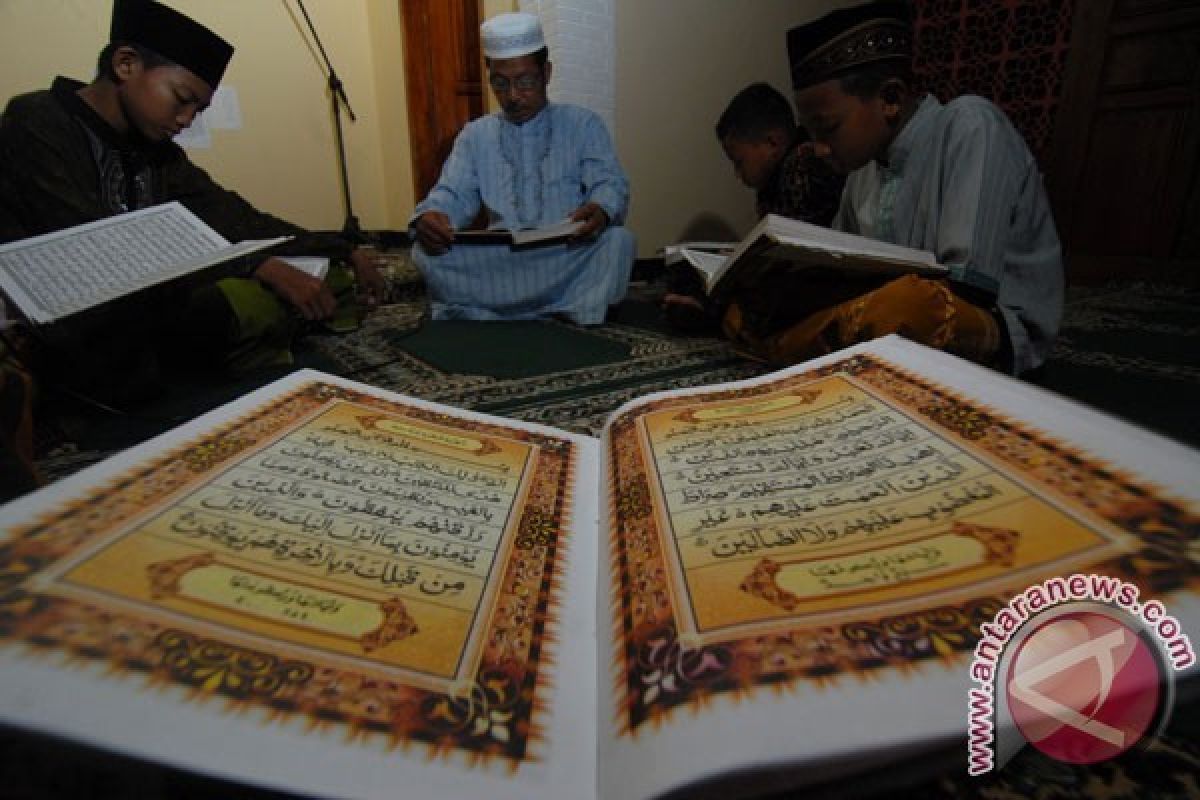 China Publikasikan Salinan Alquran Tulisan Tangan Tertuanya Tersusun 870 Halaman dan Berat 12,5 Kg