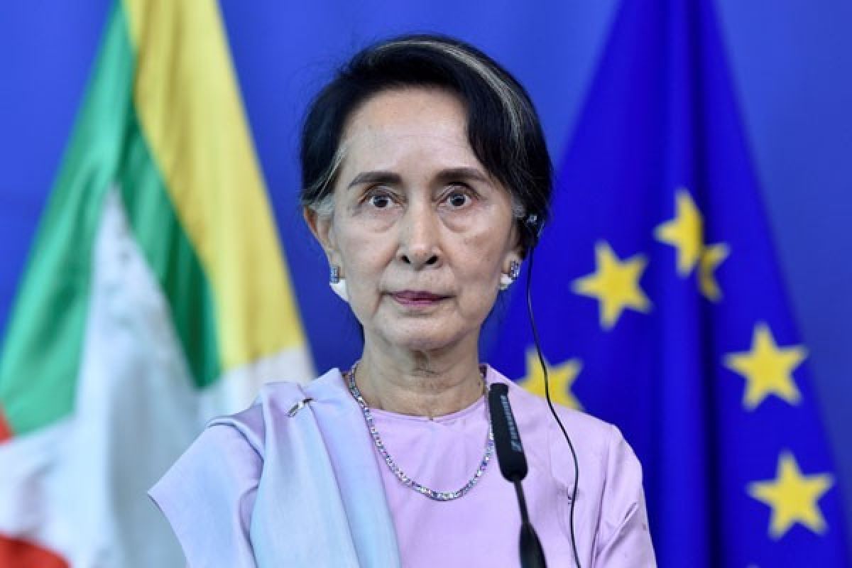 Suu Kyi Terima Penghargaan Saat Kunjungi Inggris