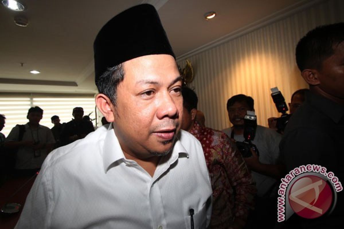 Massa Tolak Fahri Hamzah di Manado