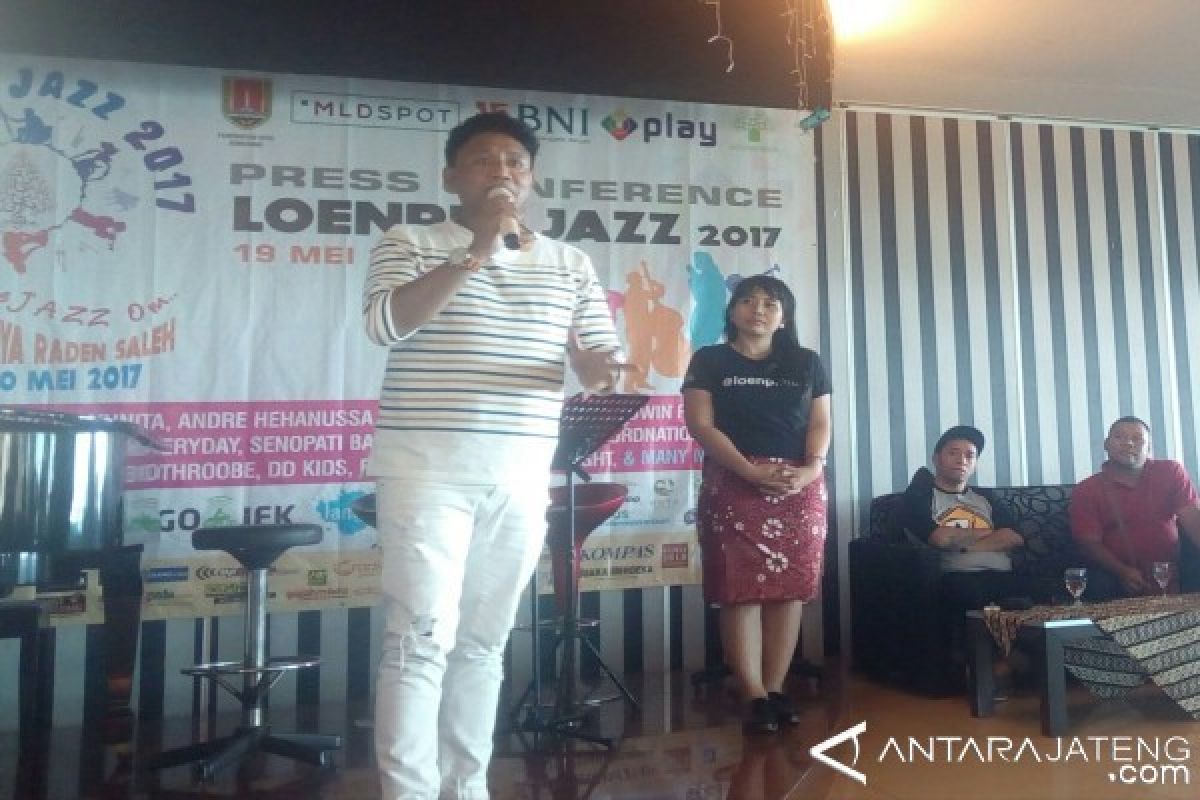 Andre Hehanussa Gelorakan Laut di Loenpia Jazz