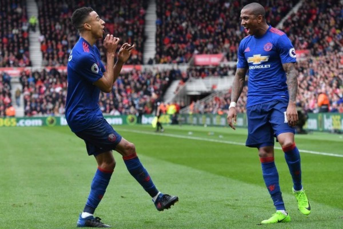 Final Liga Europa Hadapi  Ajax, Manchester United Berkostum Biru