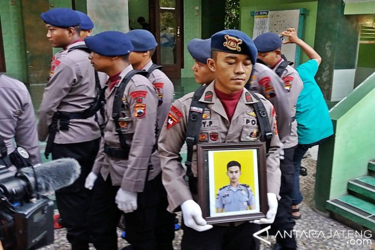 Jenazah Briptu Gilang Dimakamkan Secara Militer