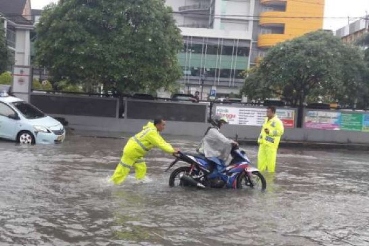 Banjir Genangi Jalan Depan RS Awal Bross, Polisi Lakukan Pengalihan