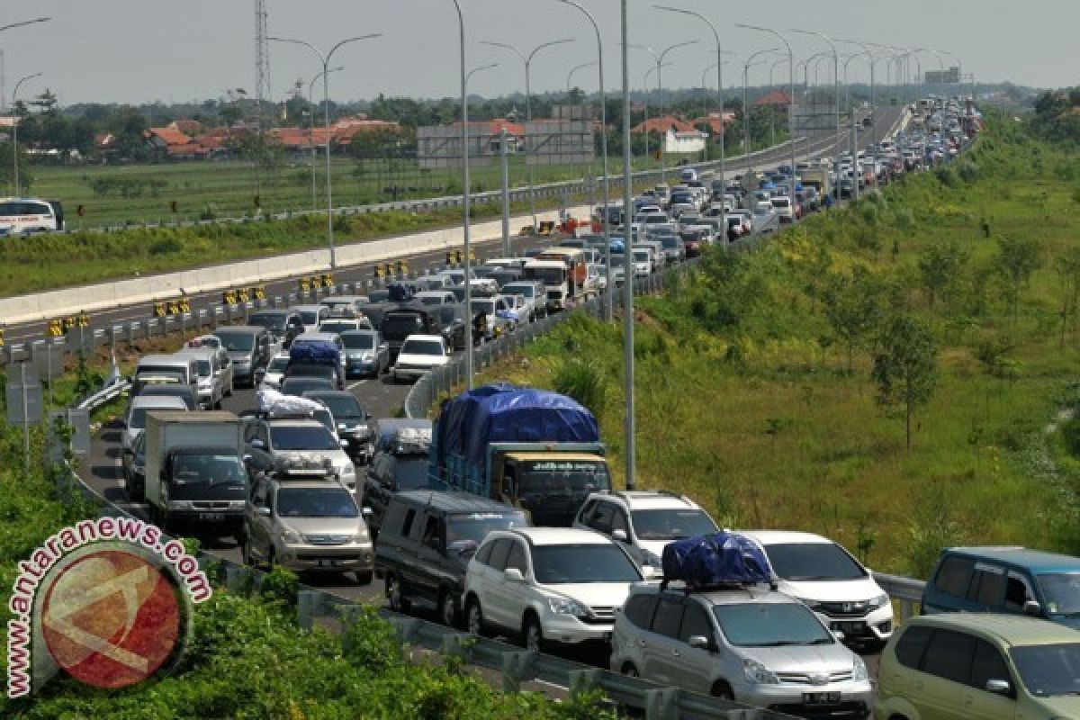 Ganjar Instruksikan BPBD Bantu Evakuasi Pemudik Terjebak Macet