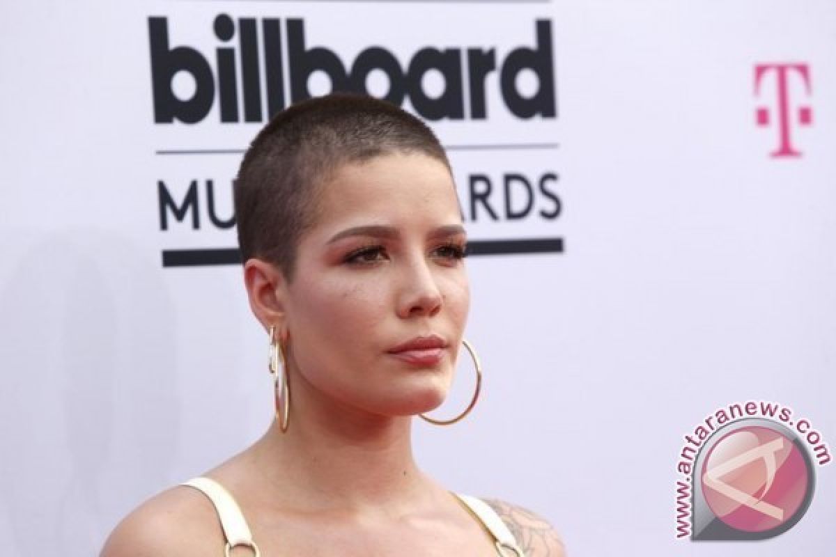 Halsey Ungkap Kondisi Kesehatannya Setelah Menjalani Kemoterapi Halsey Ungkap Kondisi Kesehatannya Setelah Menjalani Kemoterapi