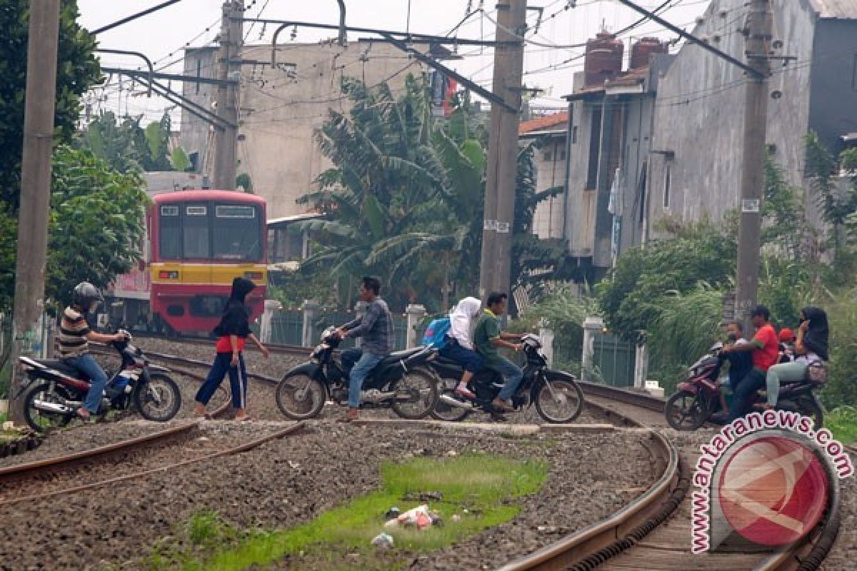 Lima Orang Tewas Tersambar Kereta Api di Kendal